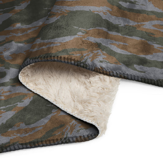 Cuban Lizard CAMO Sherpa blanket - Blankets
