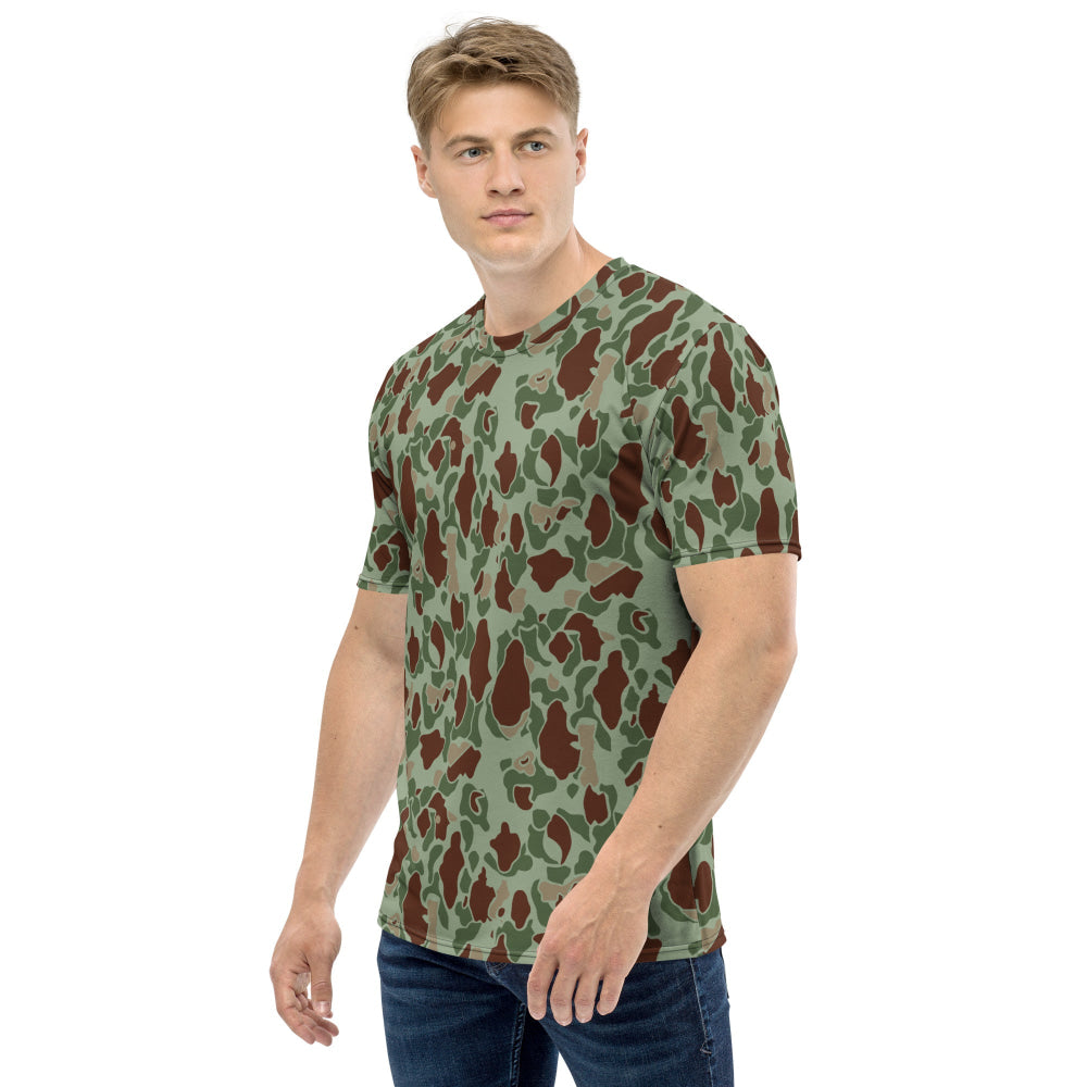 American WW2 M1942 Frog Skin Raider CAMO Men’s t-shirt - Mens T-Shirt