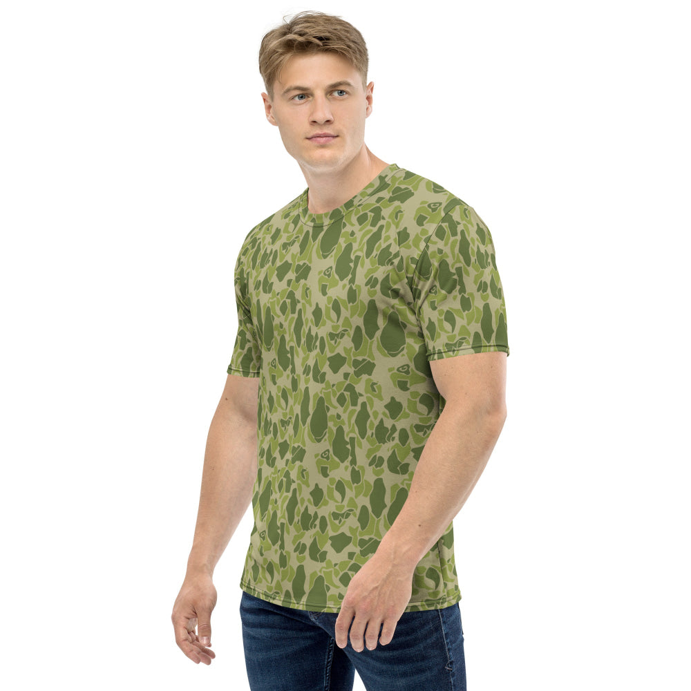 American WW2 Parachute CAMO Men’s T-shirt - Mens T-Shirt