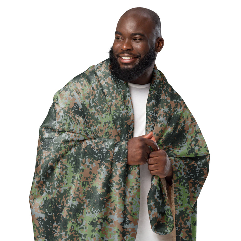 Fractal Mosaic Woodland CAMO Sherpa Blanket