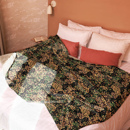 German Pea Dot Erbsenmuster CAMO Sherpa Blanket