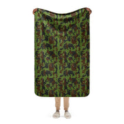 M05 Miško Woodland CAMO Sherpa Blanket - 37″×57″