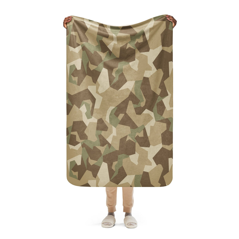 Nordic Leaf Pile Desert CAMO Sherpa Blanket - 37″×57″