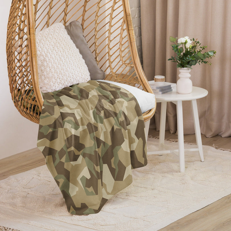 Nordic Leaf Pile Desert CAMO Sherpa Blanket