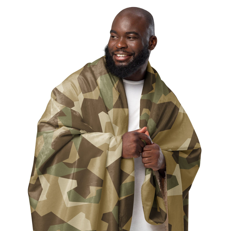 Nordic Leaf Pile Desert CAMO Sherpa Blanket