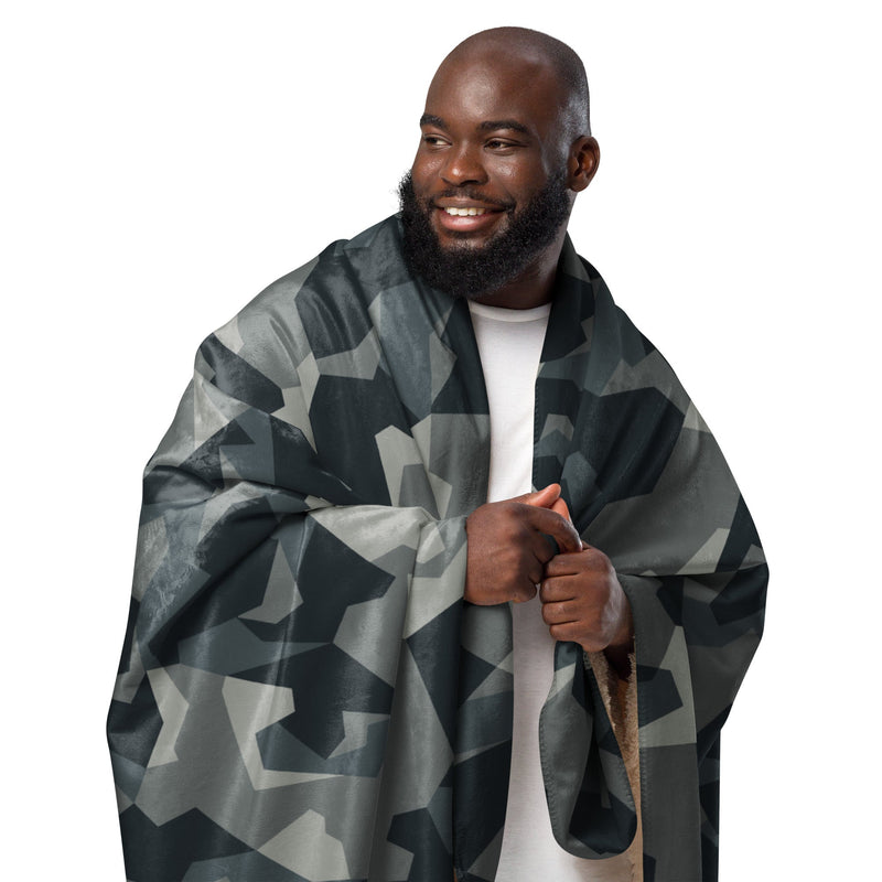 Nordic Leaf Pile Urban CAMO Sherpa Blanket