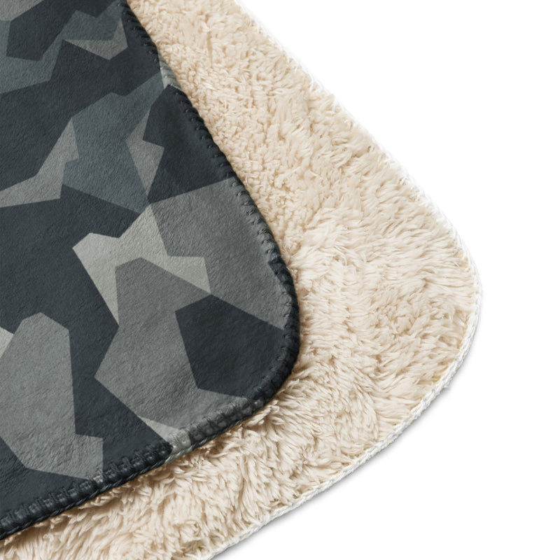 Nordic Leaf Pile Urban CAMO Sherpa Blanket
