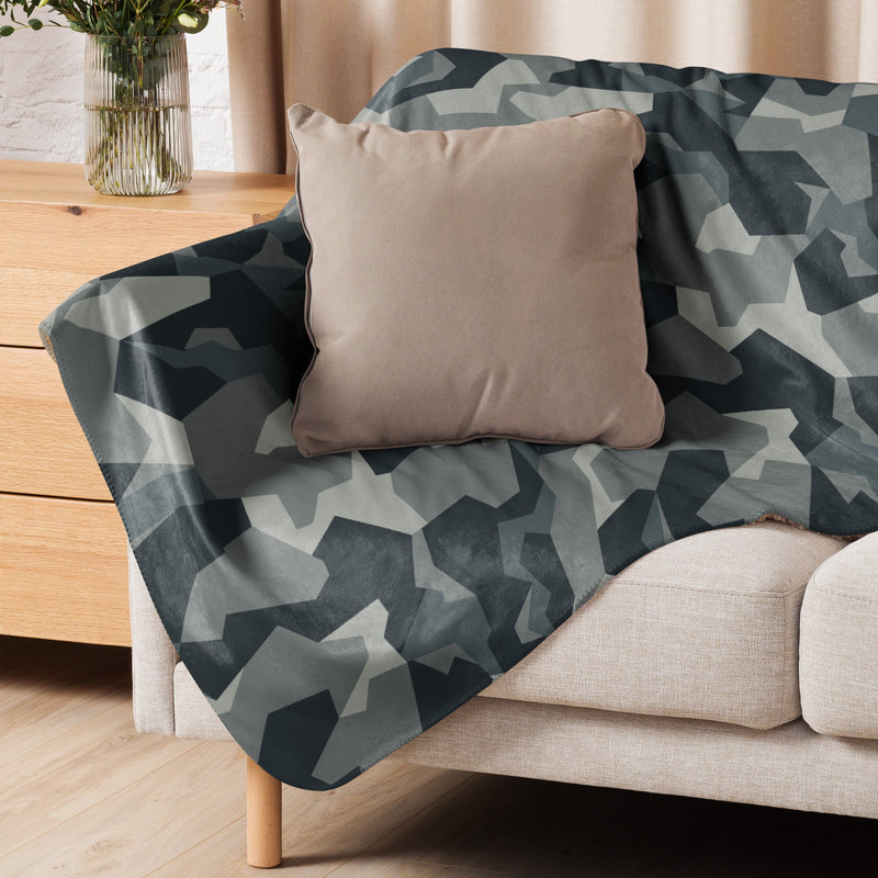 Nordic Leaf Pile Urban CAMO Sherpa Blanket