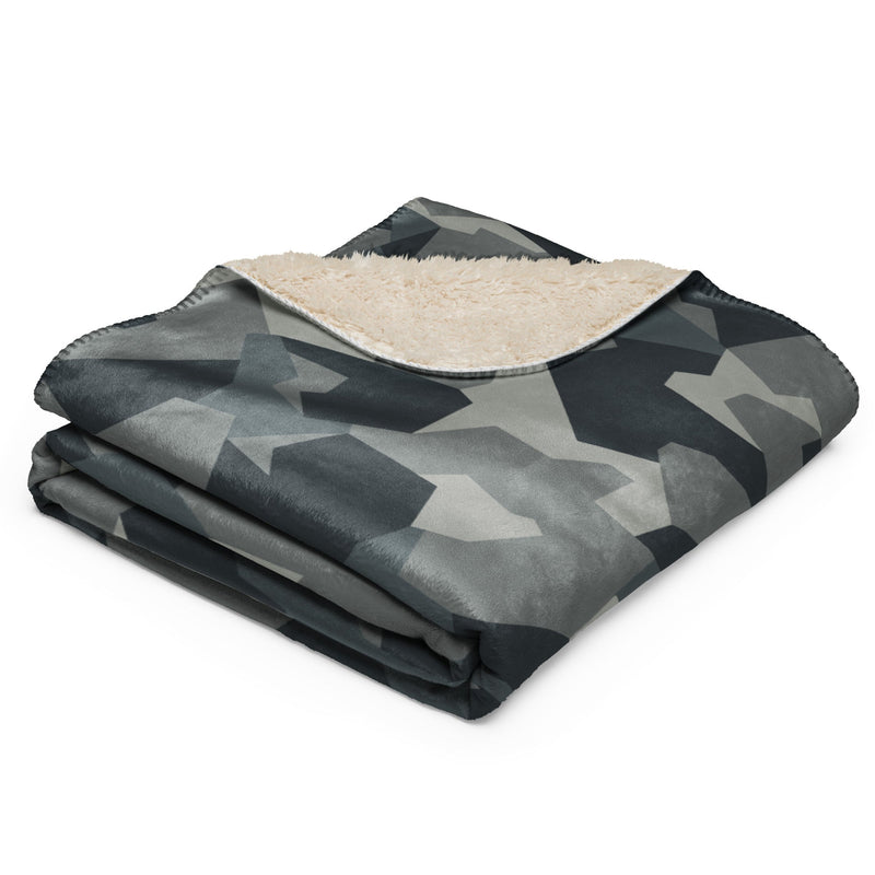 Nordic Leaf Pile Urban CAMO Sherpa Blanket