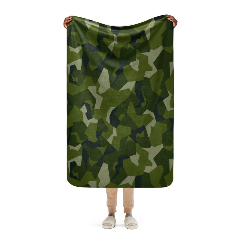 Nordic Leaf Pile Woodland CAMO Sherpa Blanket - 37″×57″