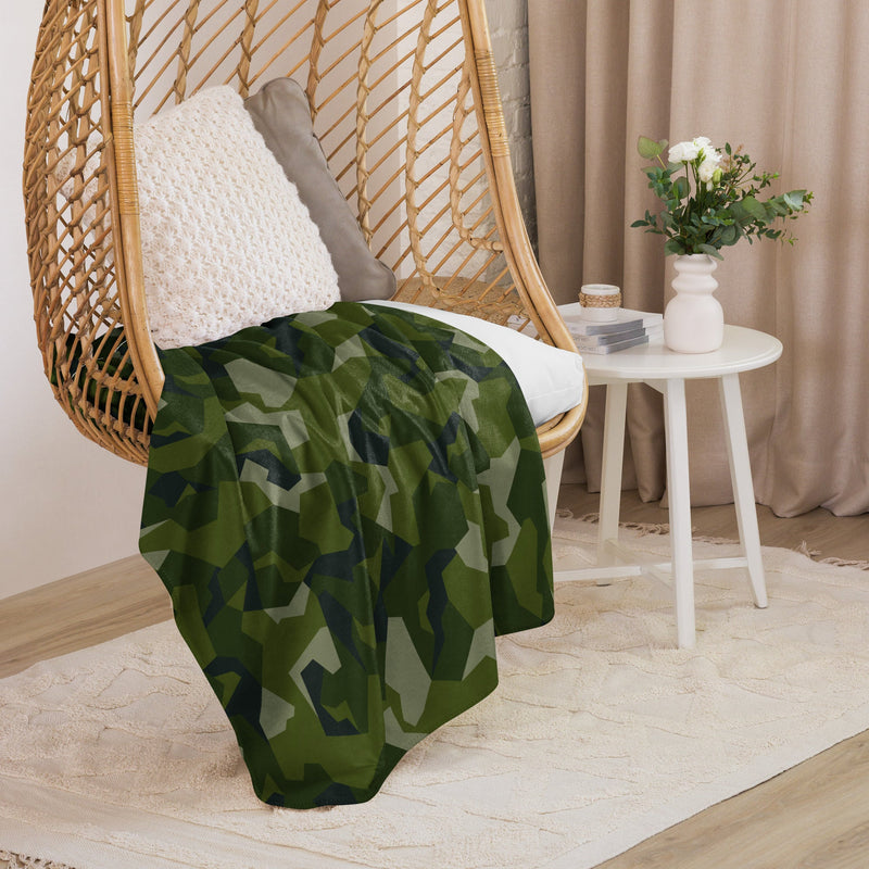 Nordic Leaf Pile Woodland CAMO Sherpa Blanket