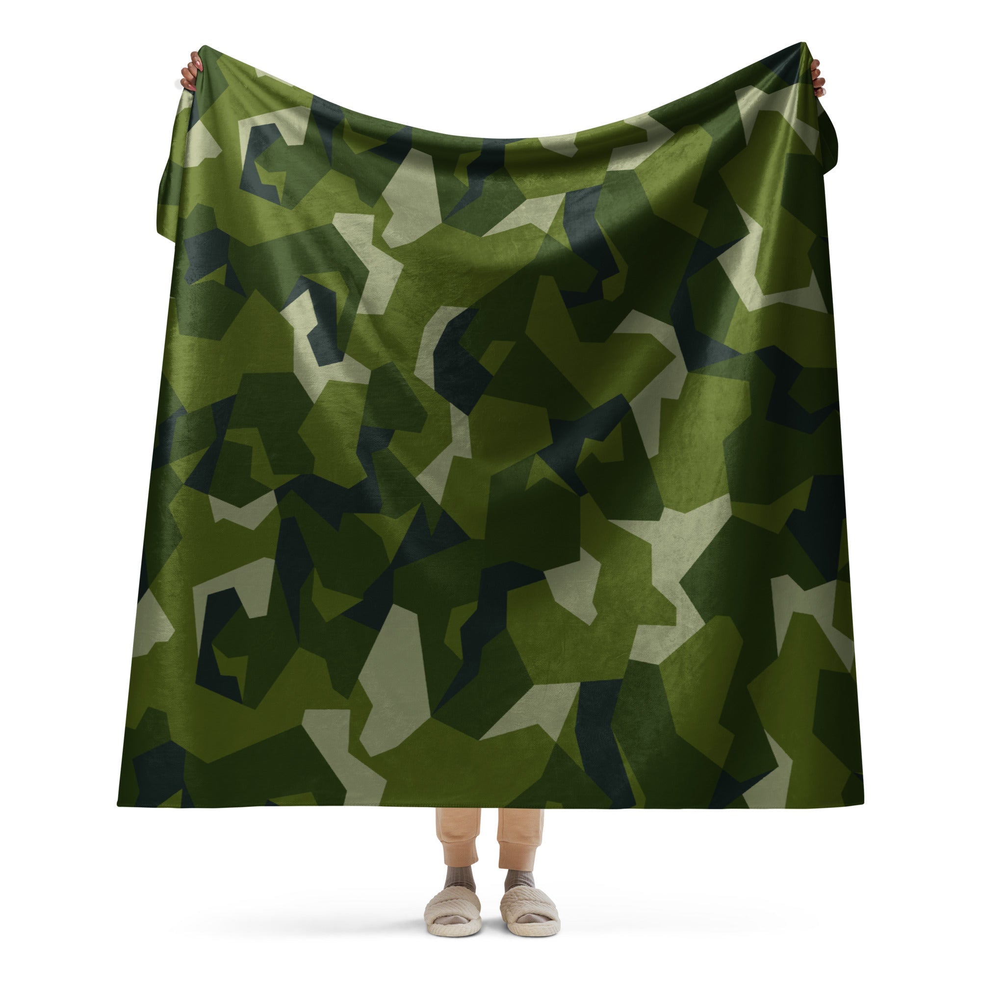 CAMO HQ - Nordic Leaf Pile Woodland CAMO Sherpa Blanket