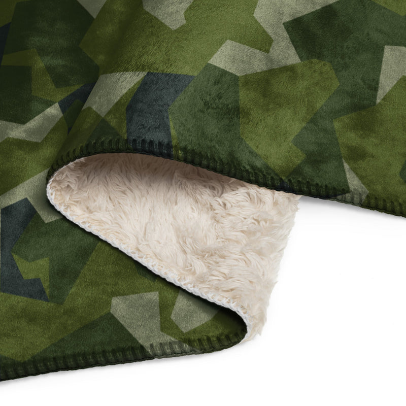 Nordic Leaf Pile Woodland CAMO Sherpa Blanket