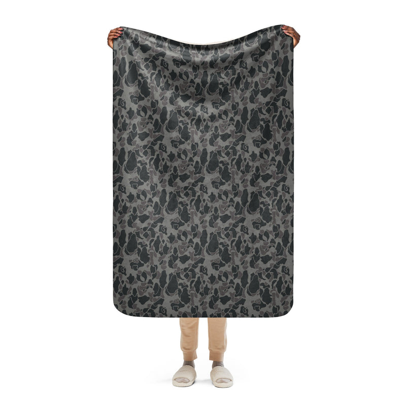 Frog Skin Midnight Marsh CAMO Sherpa Blanket - 37″×57″