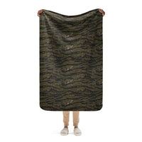Rothco Style Vietnam Tiger Stripe CAMO Sherpa blanket - 37″×57″ - Sherpa blanket