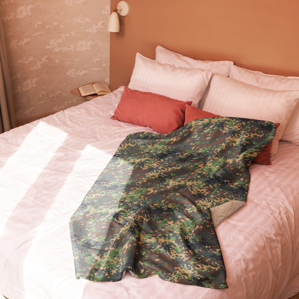 Russian Fracture (IZLOM) Woodland CAMO Sherpa blanket