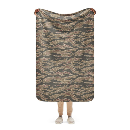Taiwanese Special Forces Red Tiger Stripe CAMO Sherpa blanket - 37″×57″ - Blanket