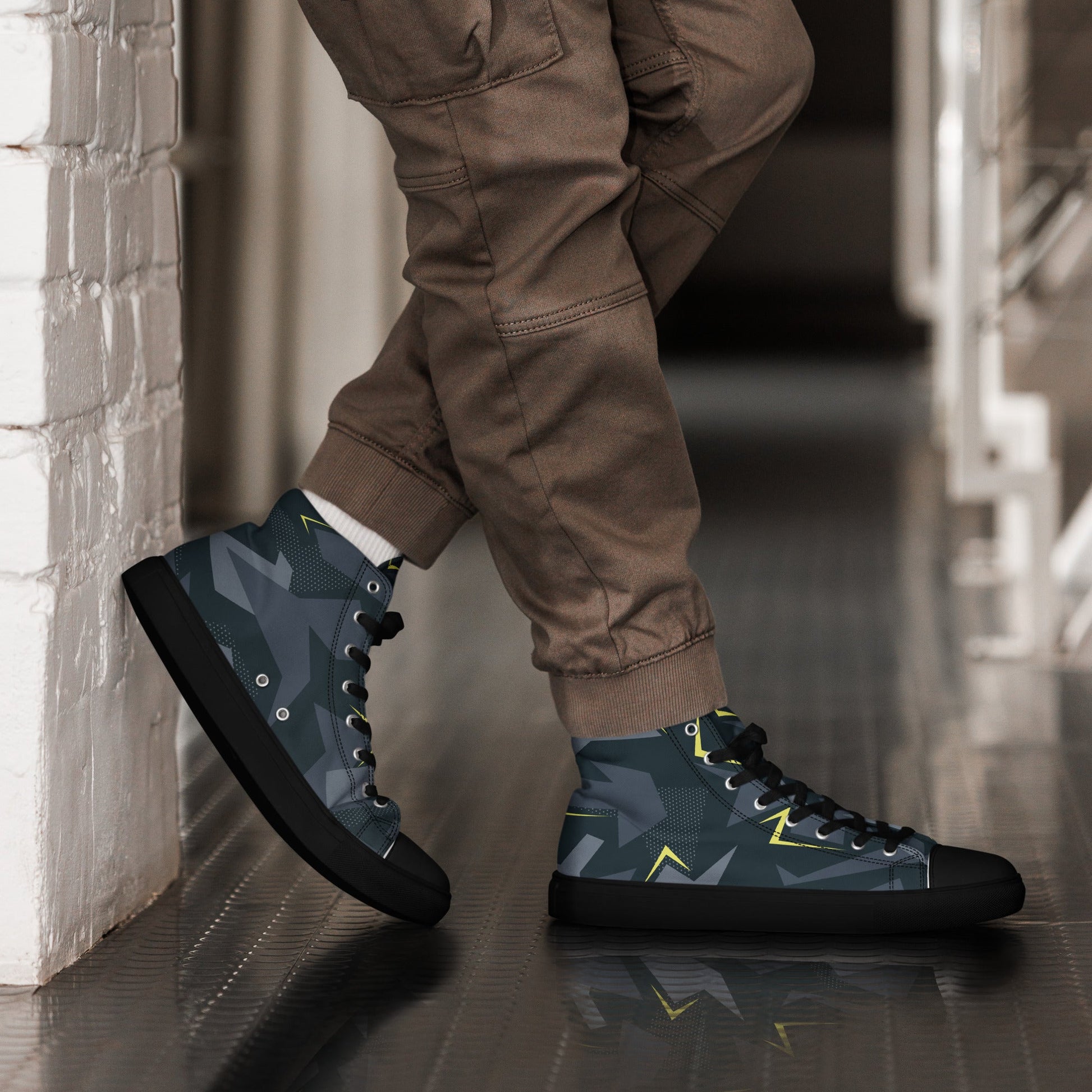 Urban Voltage CAMO Mens High-Top Canvas Shoes - 5